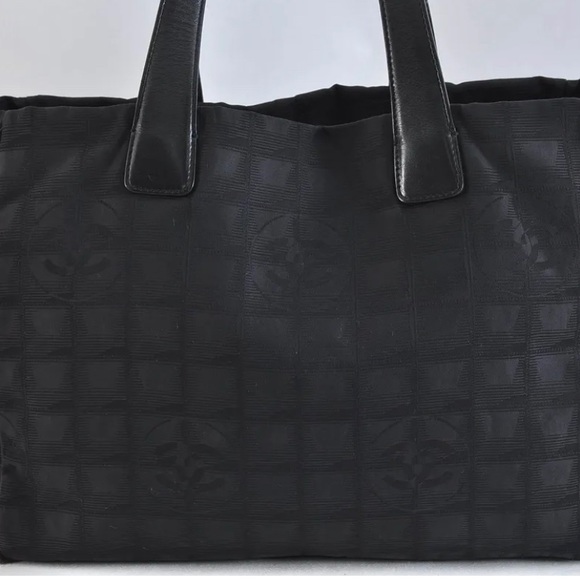 This is an authentic CHANEL New Travel Line Shoulder Tote Bag. - Picture 3 of 11